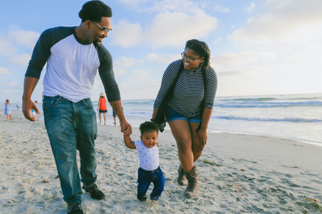 Famille noire mamans noires peau noire soleil
Crédits photo lawrence Clayton on unsplash